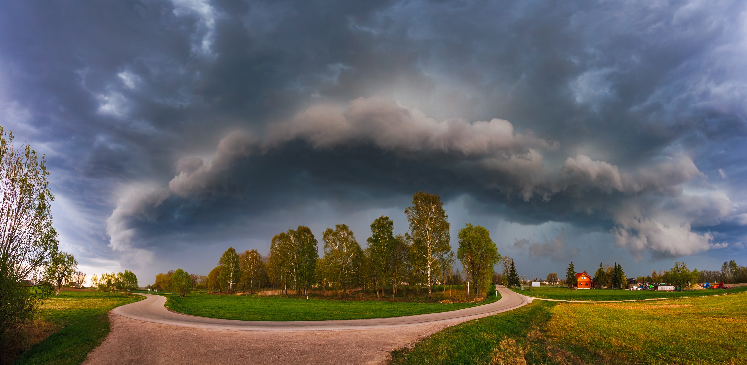 Un arcus est le signe de phénomènes météo violents. © lukjonis, Adobe Stock